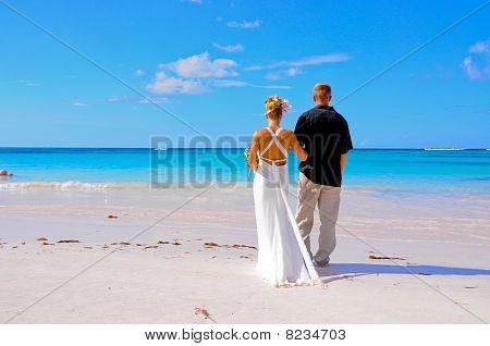 coppia fissando il mare
