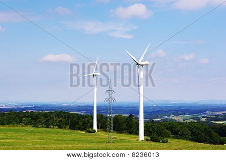 Éoliennes et pylone