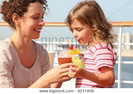 Mutter und Tochter stehen auf Cruise Liner Deck, Mutter-Holding-Cocktail im Glas