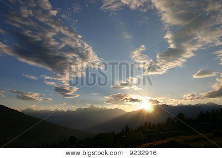 Solnedgång över bergen