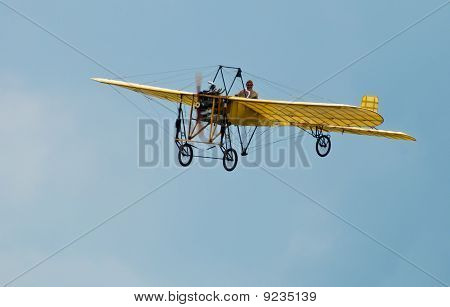 Bleriot flyies over lufthavnen Hradec Kralove