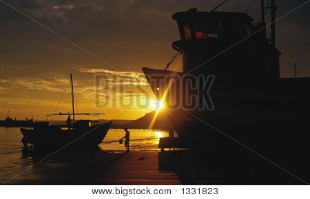 Amanecer Entre Botes De Paita F