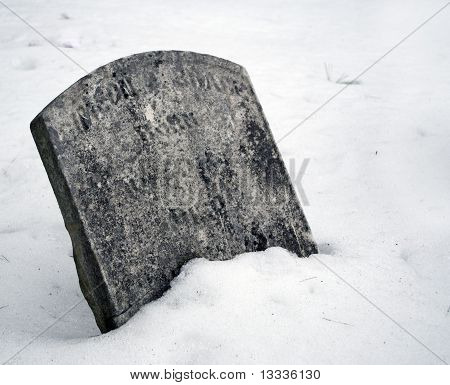 Tomba innevata durante l'inverno