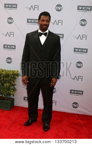 LOS ANGELES - JUN 9:  Deon Cole at the American Film Institute 44th Life Achievement Award Gala Tribute to John Williams at the Dolby Theater on June 9, 2016 in Los Angeles, CA