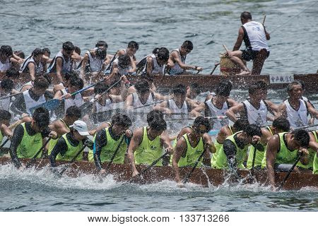 Aberdeen,hongkong,june 6 2016: Boats Racing In The Love River For The Dragon Boat Festival In Aberde