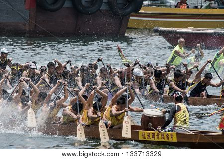 Aberdeen,hongkong,june 6 2016: Boats Racing In The Love River For The Dragon Boat Festival In Aberde