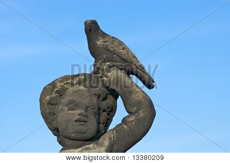 Bambino con statua di uccello