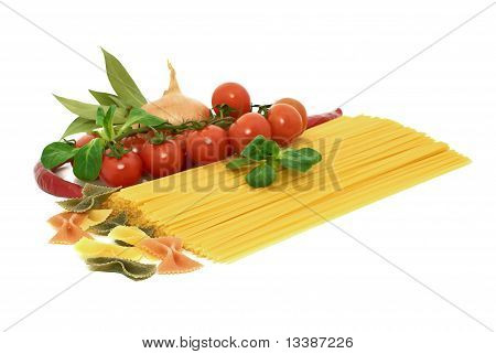 Italské těstoviny špagety a Farfalle s zeleninou