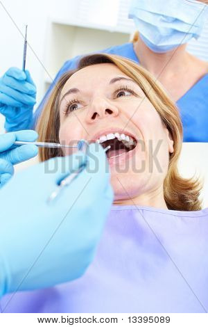 Zahnarzt und Patienten Frau