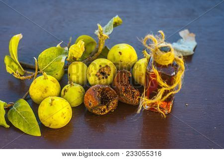Close Up Of Fresh Leaves Of Gular,golar Or Clustar Fig Tree Or Indian Fig Tree Fruit On A Wooden  Su
