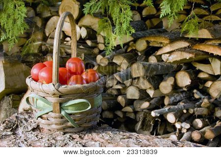 Cesto di pomodori ciliegia