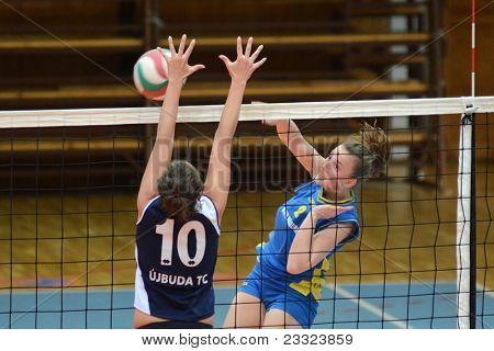 KAPOSVAR, Ungarn - APRIL 24: Zsanett Pinter (R) i aktion på ungarsk NB I. League kvinde volle