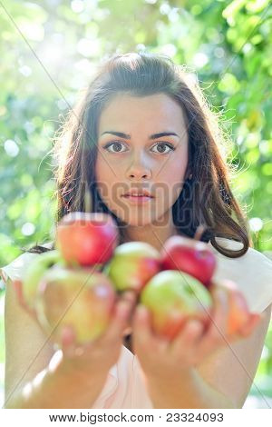 roztomilá mladá dívka s sentimentální jablka
