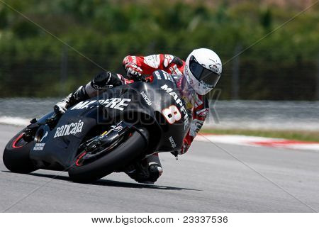 เซปัง มาเลเซีย - 22 กุมภาพันธ์: MotoGP ของนาง Barbera ของ Aspar Ducati ทีมทำให้จักรยานเพื่อทดสอบการ