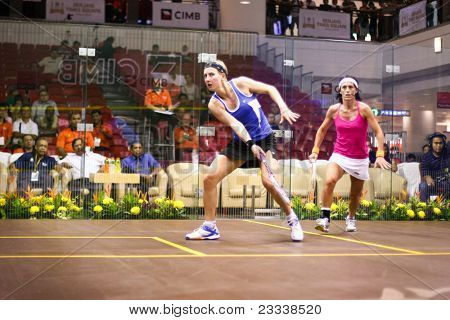 KUALA LUMPUR, Malásia - 18 de março: Alison Waters (Inglaterra) em azul joga Rachael Grinham (Austrália)