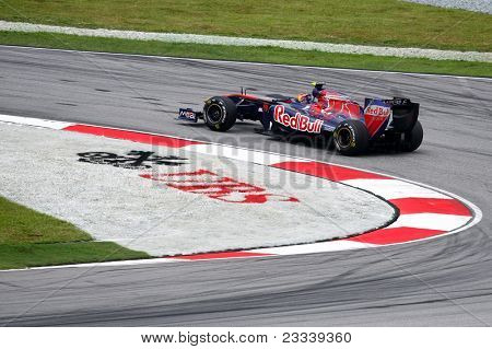 SEPANG, Malasia - el 8 de abril: Jaime Alguersuari Scuderia Toro Rosso equipo de lleva a las pistas