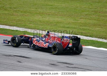 SEPANG, Malasia - el 8 de abril: Jaime Alguersuari Scuderia Toro Rosso equipo de lleva a las pistas
