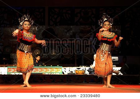 古晋-5 月 14 日： Iban 土著人的年轻女孩表演传统舞蹈