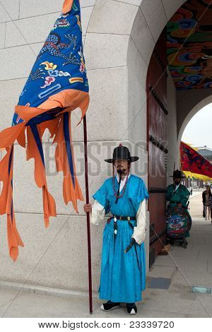 SEOUL - juni 09: Palace vagt bærer flaget står vagt på Gwanghwamun Gates af Gyeongbokgon