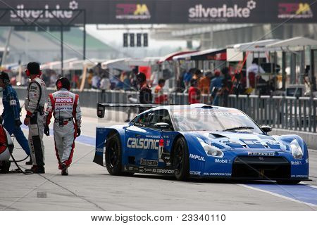 SEPANG - 19 de junho: Nissan GTR carro folhas na equipe pulso pit-lane após mudança de pneu na prática 