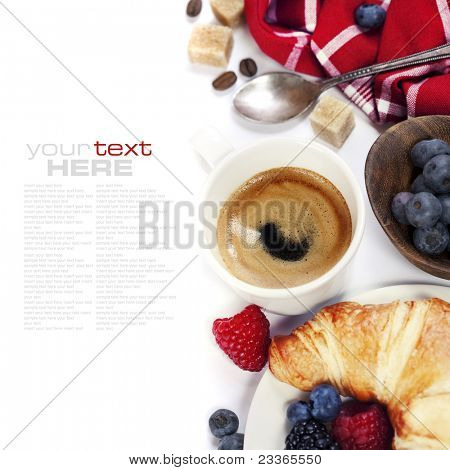 Délicieux petit déjeuner avec café frais, des croissants frais et des fruits (avec exemple de texte)