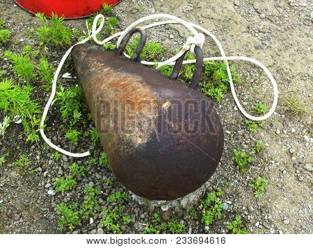 Heavy iron load for fishing trawl to sink