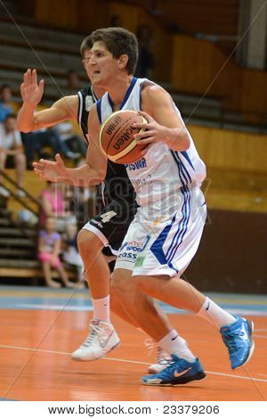 KAPOSVAR, Ungarn - 8. SEPTEMBER: Gergely Kutasi (i hvidt) i aktion på en venlig basketball spil b