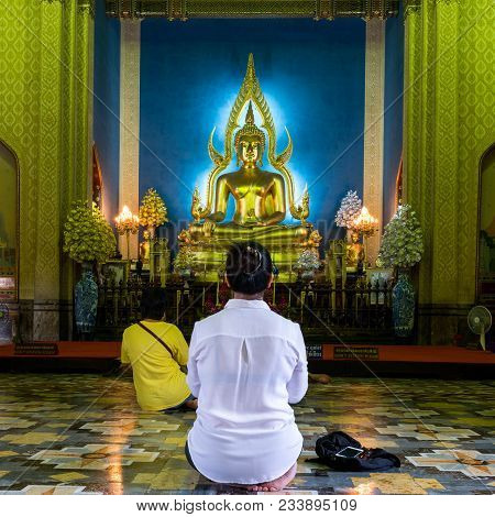 Wat Benjamaborphit, Bangkok, Thailand December 5, 2017: Buddhists Sit And Pray In The Temple Of Wat 