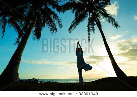 女性のヨガの夕日