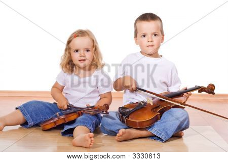 Poika ja tyttö viulut