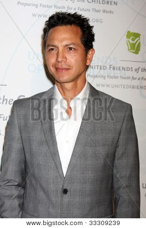 LOS ANGELES - 21 de maio: Benjamin Bratt chega a amigos Unidos 2012 da Gala crianças no ser