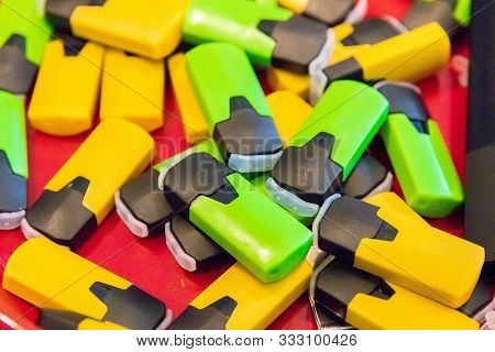 Geneva/switzerland - 03.03.2019 :   E-cigaret Electronic Vapes Pod  Pods Taste Color Tobacco