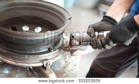 Auto Mechanic Vulcanizer Using Grinding Wheel In Auto Vulcanizing Service