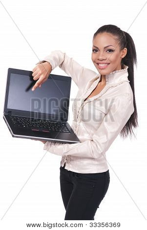 Vonzó fiatal lány laptop mosolyogva