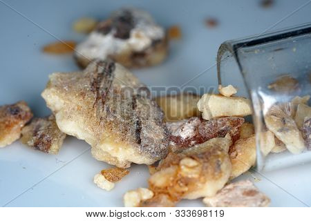 The fragrant harz is usually offered in its resin form and can be smoked excellent.