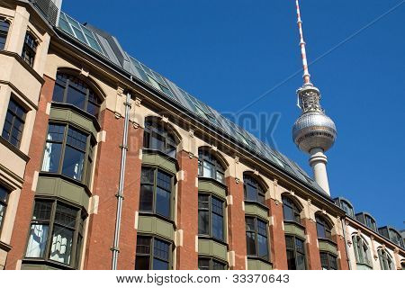 Vecchio edificio con la torre della televisione