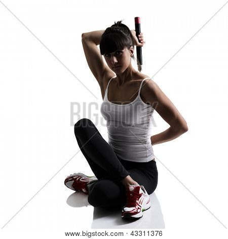 sportovní karate dívka dělat cvičení s nunchaku, fitness studio silueta střílel nad bílým pozadím