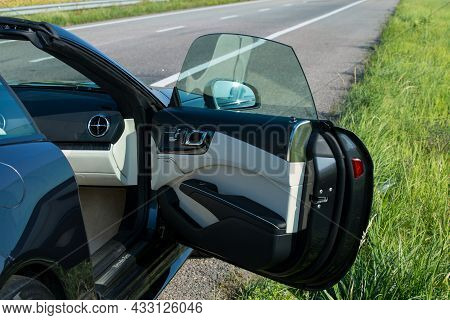 Dnepropetrovsk, Ukraine - 08.24.2021: Photos Of Mercedes Benz Sl550 Convertible. Type Of Doors. Deta