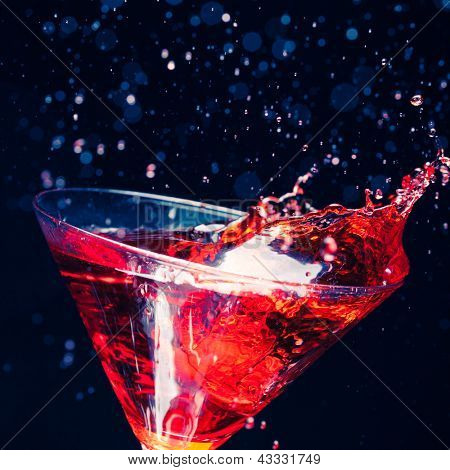 블랙에 빨간색 splashing 칵테일