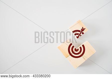 Uncompleted Dartboard Icon On Wood Block , Brainstorming For Target Or Goal Concept
