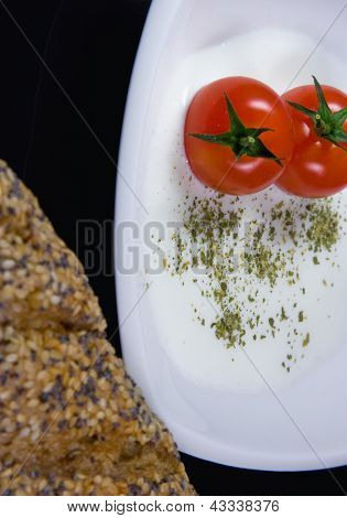 Sopa cremosa con tomates rojos pequeños, cerca de foto