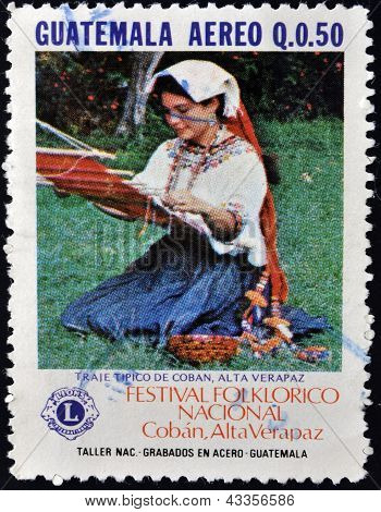 Un francobollo stampato in Guatemala Mostra Costume di Coban Alta Veracruz
