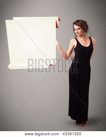 Baeutiful junge Frau halten weiße Origami papier textfreiraum