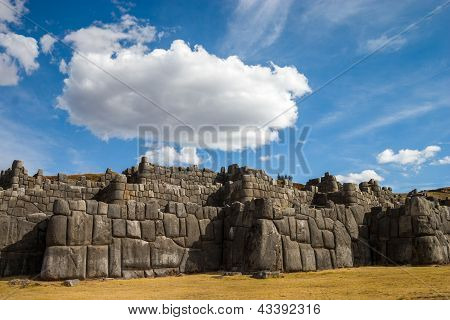 Sacsayhuaman con le belle nuvole