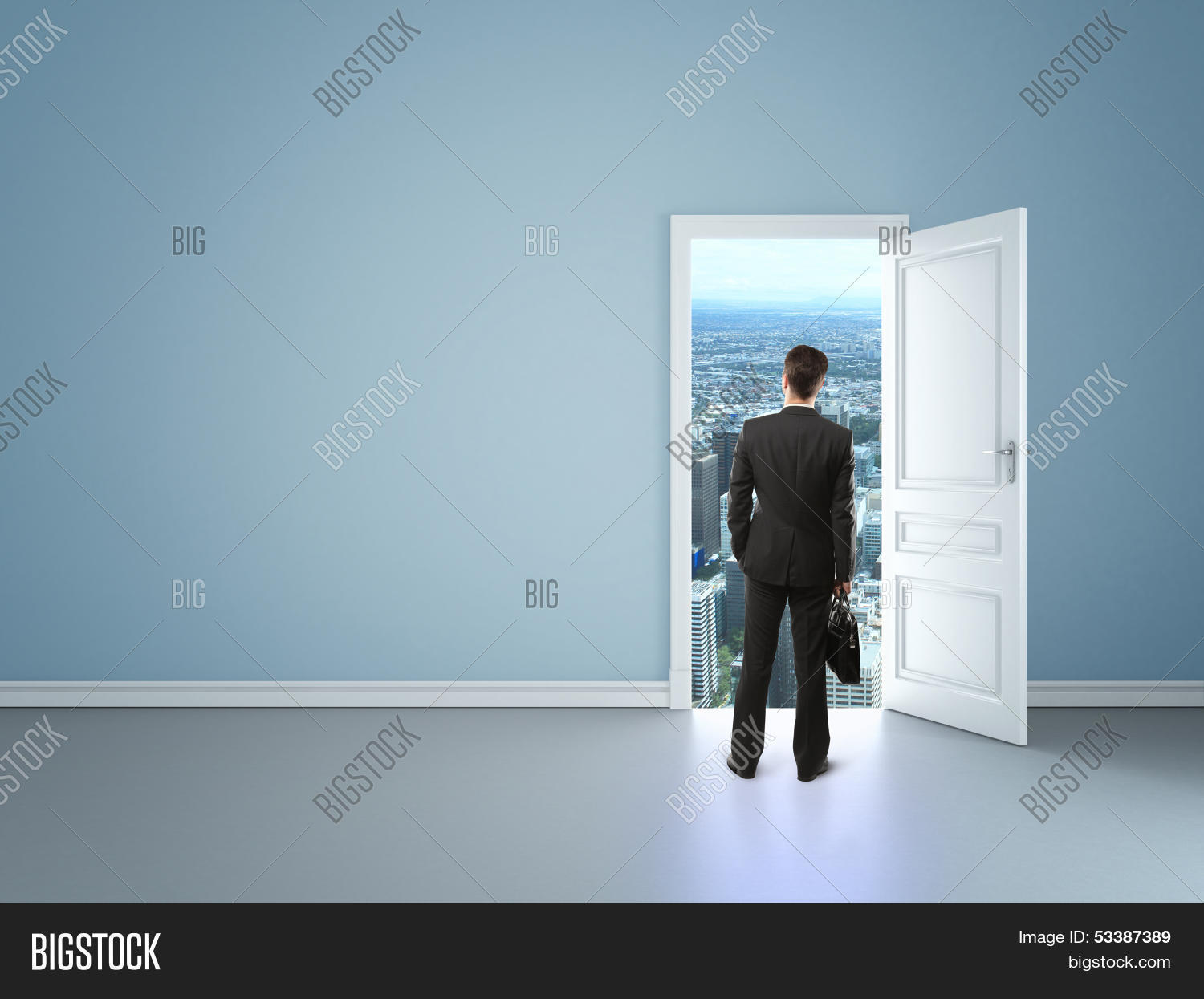 Модальный глагол have to или must. He entered was entering the room. Infinitive complexes. Человек выходит из двери стоковые фото. Девушка заходит в дом.