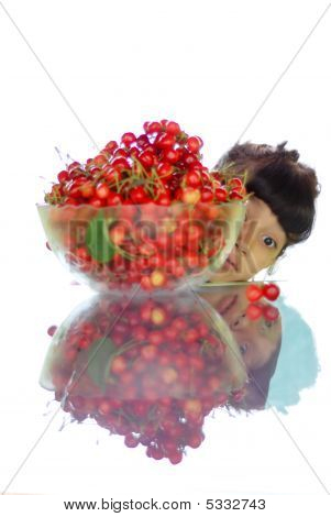 Cherry ile kase arkasında çok güzel kız