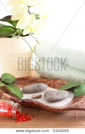Orchied, masážní kameny, písek a ručníky