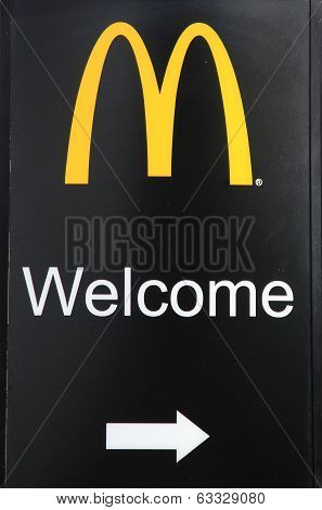 Mcdonalds logo sign
