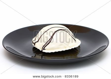 Vit kaka på en svart plåt