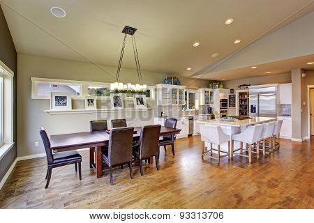 Beautiful Bright Dinning Room.